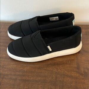 Women’s Tom puffy sneakers. Size 8